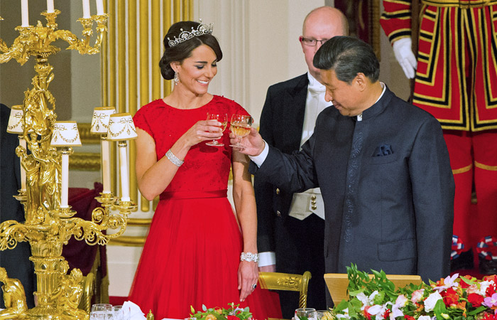 В Букингемском дворце герцогиня Кембриджская Кэтрин и председатель КНР Си Цзиньпин отмечают начало "глобального партнерства" между двумя странами. Си Цзиньпин вместе с супругой Пэн Лиюань находится с четырехдневным государственным визитом в Великобритании, который организован по приглашению королевы.