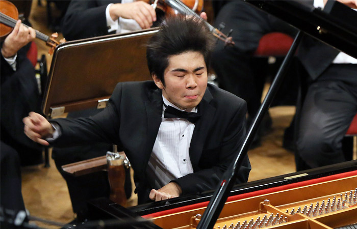 Минувшей ночью в польской столице прошел XVII международный конкурс пианистов имени Фредерика Шопена, в котором первое место завоевал музыкант из Южной Кореи Сенг Чжин Чо. Российский пианист Дмитрий Шишкин занял шестое место. Его опередили пианисты из Канады (на фото) и США, занявшие со второго по пятое призовые места.