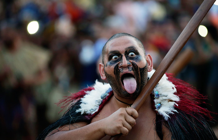 В бразильском городе Пальмас мужчина племени Маори из Новой Зеландии принимает участие в первых Всемирных играх коренных народов мира. На Игры съехались свыше 2000 спортсменов из 25 стран. Помимо представителей коренных народов американских континентов в соревнованиях принимают участие атлеты из России, Австралии, Японии, Норвегии и Филиппин.