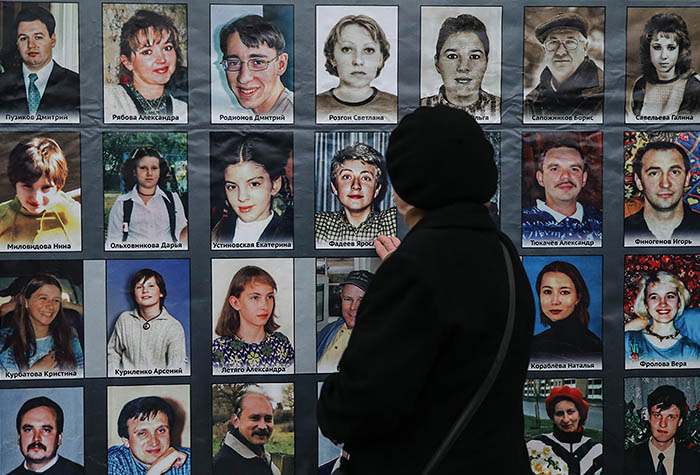 Лефортовский суд Москвы 2 ноября 2012 года признал незаконным отказ следователей возбудить уголовное дело в отношении должностных лиц, руководивших операцией по освобождению заложников в театральном центре на Дубровке в 2002 году. Тем самым была удовлетворена жалоба адвоката Игоря Трунова, представлявшего сторону потерпевших.
На фото: Акция памяти, посвященной 13-й годовщине трагических событий в Театральном центре на Дубровке.