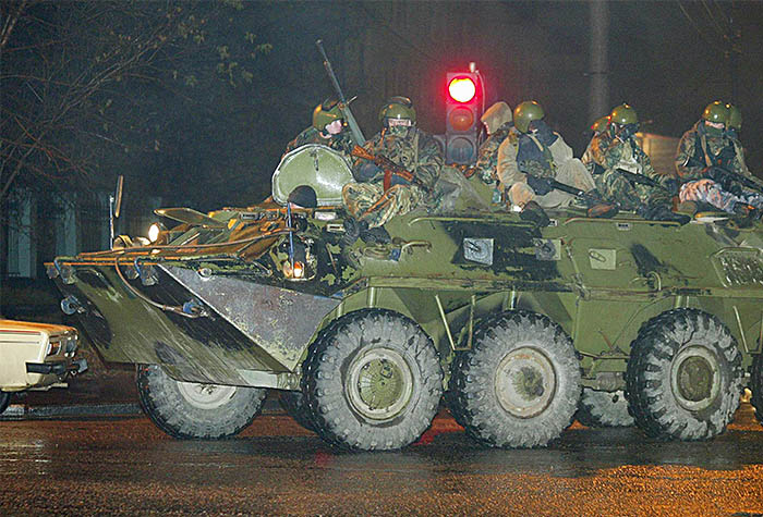 "Мы действительно были сильно не готовы. Особенно в правовом плане. За это время принято большое количество законов, которые выстроили вертикаль, когда все четко и понятно. Были внесены изменения и в плане освещения операции в СМИ. Была ужесточена ответственность за совершение терактов, финансирование терроризма, а также соучастие и содействие. Запретили выдачу тел террористов и сообщение места их захоронения",- так же отметил Васильев.
На фото: Бронетехника, стянутая в переулки, находящиеся вблизи здания ДК ГПЗ "Шарикоподшипник" на улице Мельникова. 2002 год.