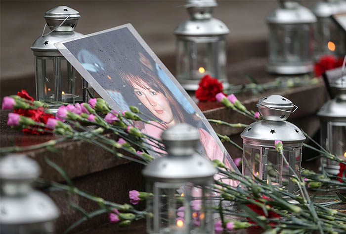 "К сожалению, не удалось минимизировать результат в плане потери человеческих жизней. Мы не уберегли наших граждан, по разным причинам. Оказать своевременную медицинскую помощь тем, кто в ней нуждался, не удалось. Я в какой-то степени принимал в этом участие и не снимаю с себя часть вины. Ну не смогли", - сказал Васильев.
На фото: Акция памяти, посвященной 13-й годовщине трагических событий в Театральном центре на Дубровке.