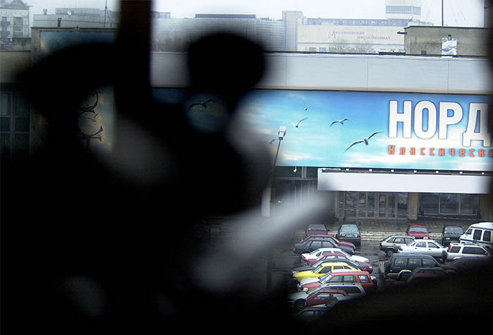 В Госдуме считают, что операция по освобождению заложников в театре на Дубровке прошла успешно. Член комитета Госдумы по безопасности и противодействию коррупции Владимир Васильев, в свое время сообщил, что штурм был проведен "точечно и очень профессионально". По его словам, спецподразделения выполнили свою задачу: не допустили взрыва и уничтожили всех террористов.
На фото: Вид с занятой снайпером позиции в одном из домов напротив ДК ГПЗ "Московский подшипник". 2002 год.