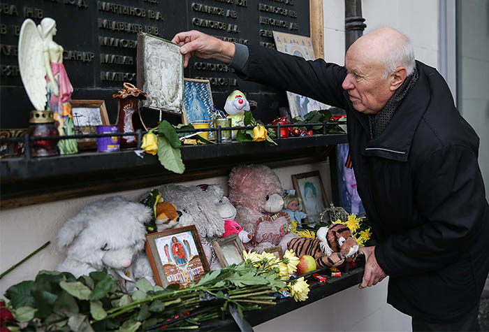 ЕСПЧ 20 декабря 2011 года вынес положительное решение по жалобе потерпевших, обязав РФ выплатить им компенсацию за моральный ущерб в размере от 8,8 тыс. до 66 тыс. евро каждому. Суд признал, что власти недолжным образом спланировали и провели спасательную операцию, а также не смогли провести эффективное расследование ее хода.
На фото: Акция памяти, посвященной 13-й годовщине трагических событий в Театральном центре на Дубровке.