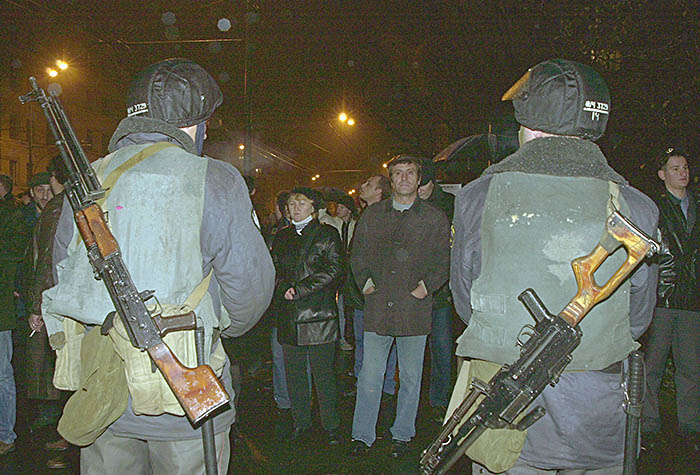 64 человека, пострадавшие в ходе спецоперации, направили иск в ЕСПЧ. Среди них пострадавшие и родственники погибших. Пострадавшие требовали обязать российские власти привлечь к уголовной ответственности организаторов спецоперации по освобождению заложников, в ходе которой спецназ применил ядовитый газ, а также выплатить компенсацию родственникам погибших и потерпевшим.
Фото с улицы Мельникова. 2002 год.