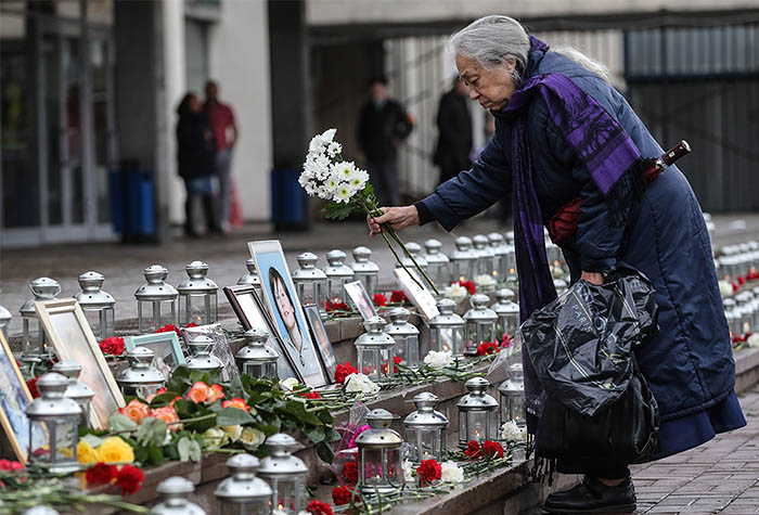 130 заложников, в том числе 10 детей, погибли. Большинство из них погибло уже после штурма, что послужило поводом для обвинения властей в том, что газ, применявшийся в ходе спецоперации, был вреден для людей.
На фото: Акция памяти, посвященной 13-й годовщине трагических событий в Театральном центре на Дубровке.