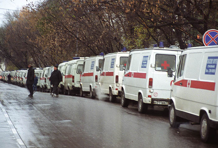 Утром 26 октября был произведен штурм здания. В результате спецоперации все террористы были уничтожены.
На фото: Колонна машин скорой помощи, собранная для помощи пострадавшим. 2002 год.
