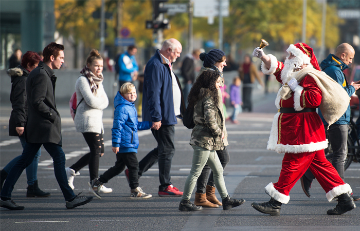 В Берлине уже сегодня Санта-Клаусы начинают готовиться к исполнению своих должностных обязанностей. В преддверии новогодних праздников студенческий центр занятости проводит заседание по трудоустройству студентов, желающих заработать дополнительные деньги на Рождество.