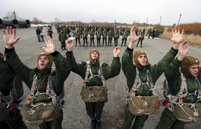 В Ставрополе реализуют эксперимент по допризывной подготовке. В течение месяца на базе одной из войсковых частей города студенты и школьники, прошедшие призывную комиссию, пройдут десантную подготовку.