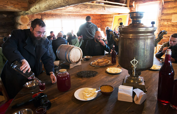 Предприниматель Герман Стерлигов (на фото слева) открыл Центр возрождения натурального пчеловодства на территории своей Слободы в деревне Нижневасильевское Истринского района