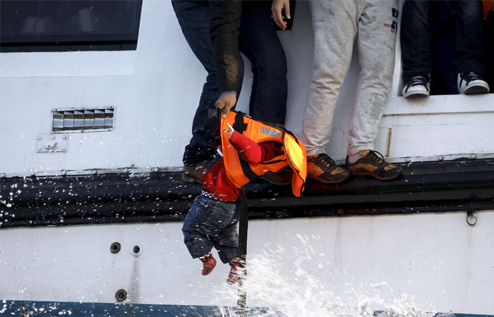 В районе острова Лесбос греческие спасатели вытащили из воды около 150 человек, чья лодка перевернулась из-за сильных порывов ветра и волн. Судно с нелегалами следовало из Турции в Грецию. Каждый день в страну прибывает по восемь тысяч мигрантов, большинство из которых направляются на север Балкан, чтобы затем попасть в Западную Европу. Число беженцев, прибывших в Грецию с начала 2015 года превысило 500 тысяч.