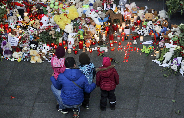 Цветы и свечи в память о жертвах крушения A321 в аэропорту Пулково