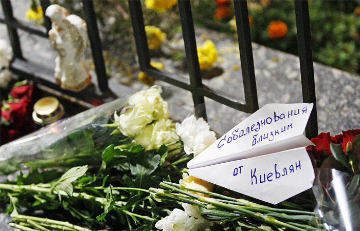 Цветы у посольства России в Киеве