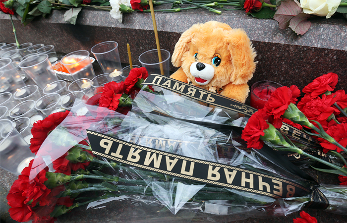 Цветы и свечи у памятника пограничникам Отечества на площади Яузских ворот в Москве в память о жертвах авиакатастрофы