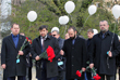 Заместитель председателя народного совета Донецкой народной республики Денис Пушилин (второй слева) возлагает цветы в память о погибших пассажирах рейса Шарм-эль-Шейх - Санкт-Петербург