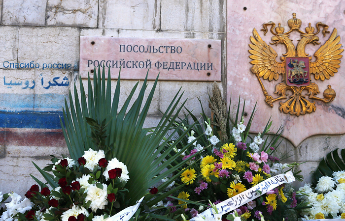 Цветы у российского посольства в Дамаске