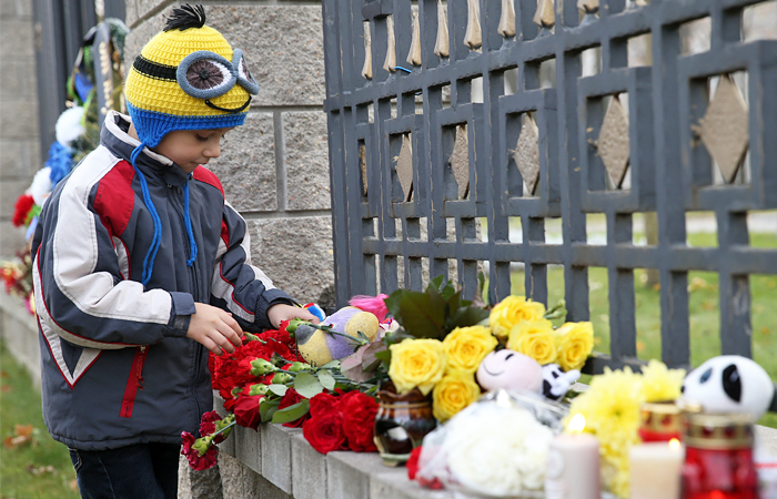 Игрушки и букеты цветов у посольства России в Минске