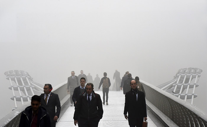 Пешеходный мост Миллениум через Темзу. Из-за густого тумана в Великобритании второй день задерживаются и отменяются авиарейсы.