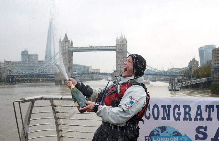 Британка Сара Оутен стала первой женщиной, совершившей одиночное кругосветное путешествие, которое продлилось четыре с половиной года. Сара отправилась в долгий путь от Тауэрского моста в Лондоне 1 апреля 2011 года. В путешествии Оутен использовала только три средства передвижения: каяк, велосипед и гребную лодку.
