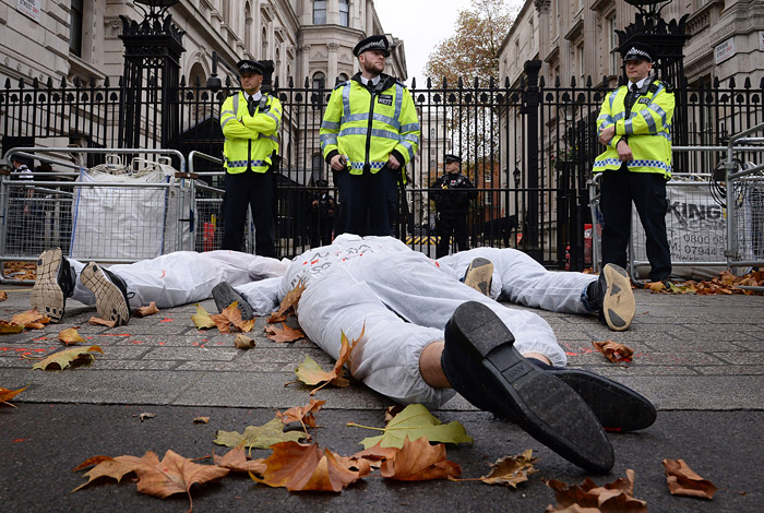 В Лондоне протестуют против визита в столицу Великобритании президента Египта Абдула Фатаха Ас-Сиси. Некоторые демонстранты расположились прямо перед воротами резиденции премьер-министра Дэвида Кэмерона.