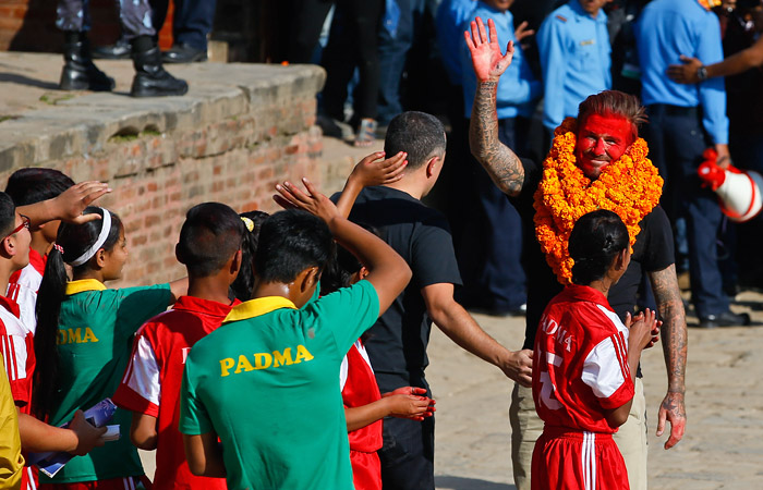Непальский город Бхактапур посетил английский футболист Дэвид Бэкхем. Спортсмен начал семидневный марафон по разным концам света, посвященный десятилетию работы с детским благотворительный фондом ЮНИСЕФ. Первой остановкой в путешествии Бекхэма стала Папуа-Новая Гвинея, откуда он отправился в Непал. Также футболист побывает в Буэнос-Айресе (Южная Америка), республике Джибути (Африка), Майами (Северная Америка) и в одном из поселений Антарктиды. Завершится марафон на стадионе Олд Траффорд в Англии.