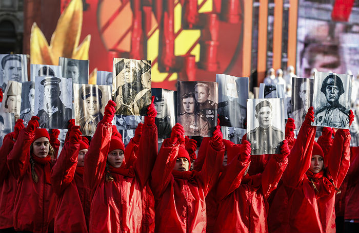 Активисты детского движения с фотографиями защитников столицы - участников парада 1941 года