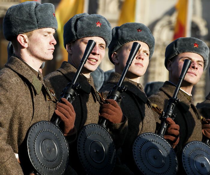 Военнослужащие в исторической форме на марше, посвященном 74-й годовщине военного парада 7 ноября 1941 года