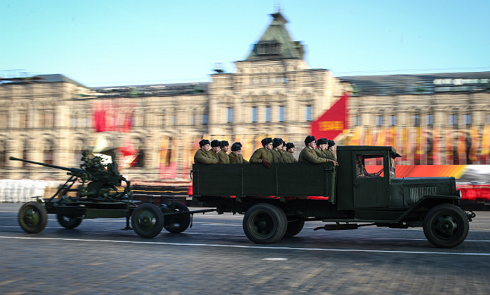 Проезд военной техники времен Великой Отечественной войны на марше, посвященном 74-й годовщине военного парада 7 ноября 1941 года
