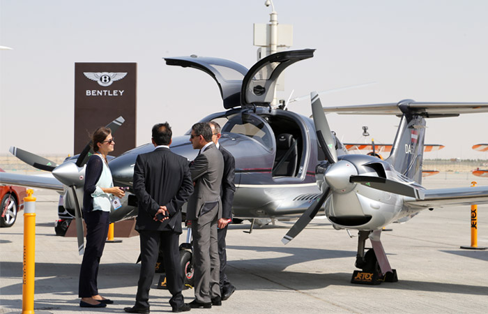 Посетители у австрийского самолета "Даймонд Эйркрафт ДА62"