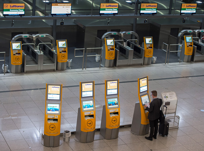 Немецкая авиакомпания Lufthansa отменила в понедельник 929 рейсов из-за забастовки бортпроводников, что затронуло около 113 тысяч человек. Профсоюз бортпроводников UFO объявил о забастовке в пятницу, в результате чего авиакомпании пришлось отменить 290 рейсов из 3 тысяч запланированных. Она продолжилась в субботу, из-за чего перевозчик отказался примерно от 520 перелетов, что затронуло 58 тысяч пассажиров. В воскресенье акция протеста была приостановлена, поскольку в этот день летают в основном частные лица. В Мюнхене забастовка не проводилась до понедельника, поскольку в федеральных землях Бавария и Баден-Вюртемберг продолжались осенние каникулы. Бортпроводники Lufthansa, общее число которых составляет около 19 тысяч человек,  уже два года не могут договориться о пенсионном обеспечении.