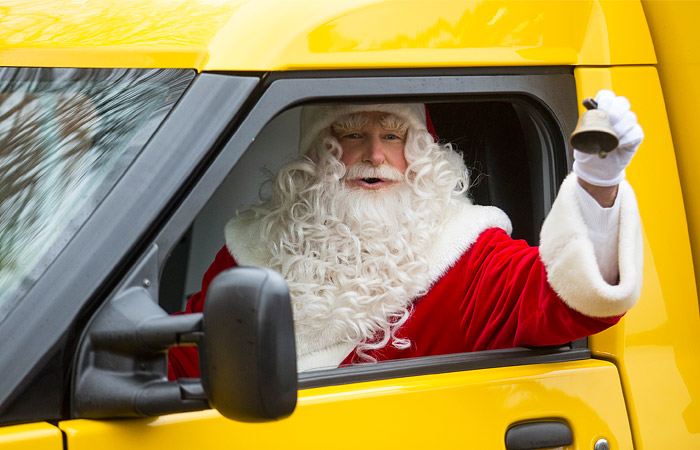 За шесть недель до Рождества в немецкой деревушке Химмельпфорт открылась почта Санта-Клауса. Сюда будут приходить письма не только от детей из Германии, но и со всего света. Это почтовое отделение в Германии не единственное – всего их семь. Все они спонсируются немецкой почтовой службой.