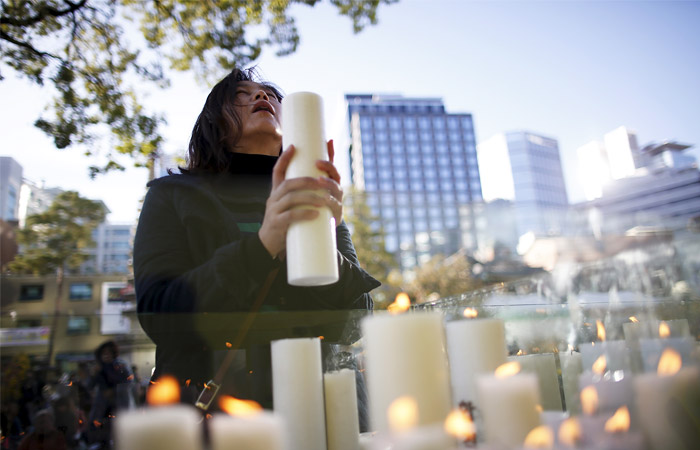 В Южной Корее более сотни родителей пришли в один из буддистских храмов Сеула помолиться, чтобы их дети сдали экзамены в высшие учебные заведения. В этом году вступительные тесты в стране сдают более 630 тысяч абитуриентов. Успешное поступление в престижный вуз после школы является определяющим событием в жизни корейца.