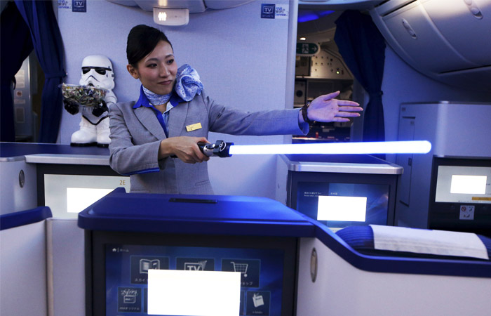 Специально к дате выхода седьмого эпизода "Звездных войн" японская авиакомпания All Nippon Airways оформила один из своих самолетов в стиле знаменитой фантастической саги