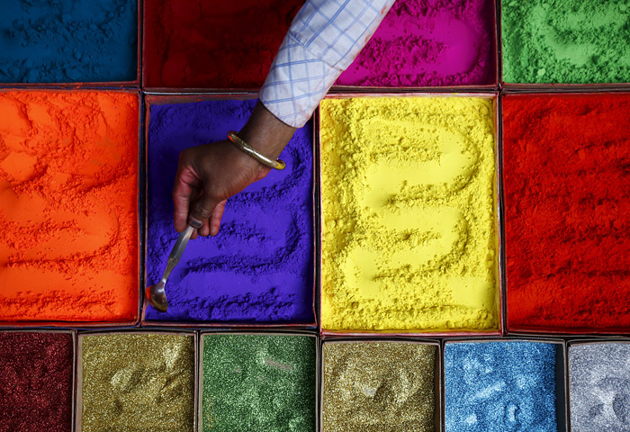 Торговля разноцветными порошками для индуистского праздника Дивали в Непале