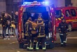 Раненого мужчину эвакуируют со стадиона "Стад де Франс", на котором в пятницу вечером сборная Франции играла с командой Германии. Рядом с ареной произошло несколько взрывов.