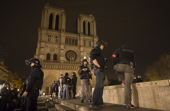 Во Франции усилены меры безопасности, полицейские и военные патрулируют улицы и места традиционного скопления людей. В том числе площадь перед Собором Парижской Богоматери. В стране объявлено чрезвычайное положение.