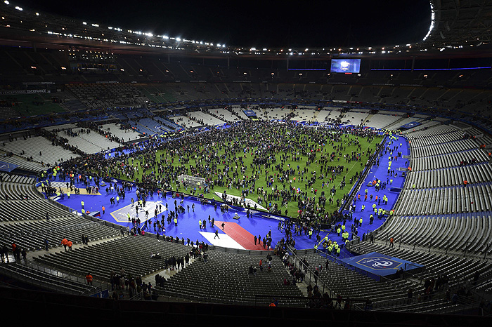 Футбольных болельщиков выводят со "Стад де Франс". На стадионе в момент взрывов находился президент Франции Франсуа Олланд. Он не пострадал, однако сообщается о погибших в результате этого теракта.