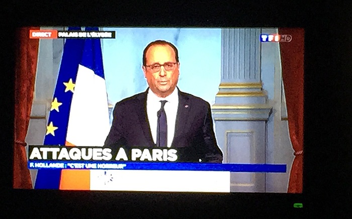 Кадр обращения президента Франсуа Олланда к нации. Французский лидер объявил в стране чрезвычайное положение и закрыл границы. Он также отменил свою поездку на саммит G20.