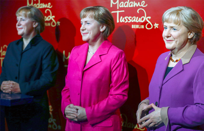 В берлинском музее восковых фигур Мадам Тюссо представили три фигуры канцлера Германии Ангелы Меркель, созданные в разные периоды ее работы на должности федерального канцлера ФРГ
