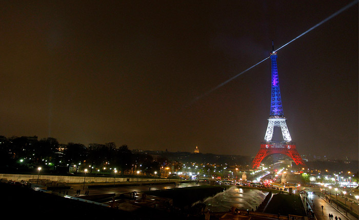 В Париже вновь закрыли для посетителей Эйфелеву башню. В настоящее время пересматривается вопрос о мерах безопасности. Когда туристы вновь смогут посетить главную достопримечательность города, неизвестно.