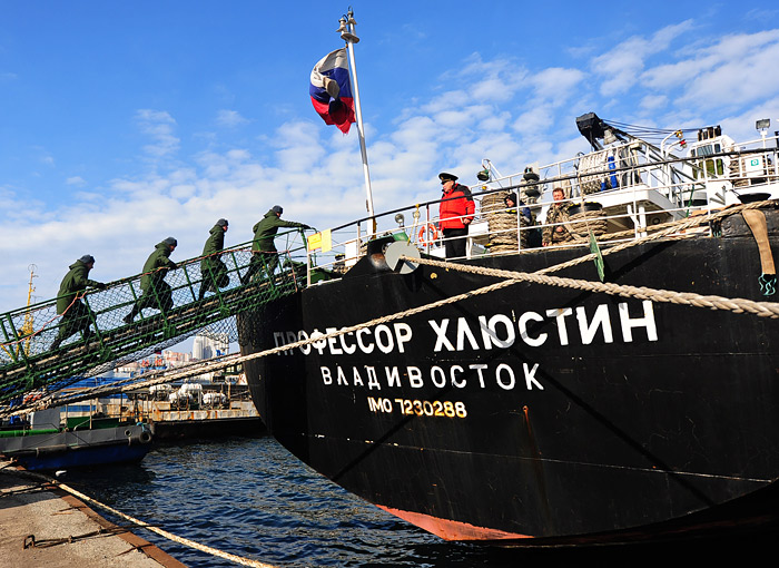 Восточный военный округ завершает плановую замену военнослужащих на островах Курильской гряды. Учебно-производственное судно "Профессор Хлюстин" доставит из Владивостока на Курильские острова около 200 новобранцев призыва "Осень-2015".