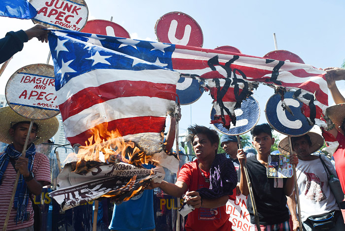 В Маниле продолжаются протесты против саммита АТЭС. Сегодня в столицу Филиппин прибыл президент США Барак Обама.