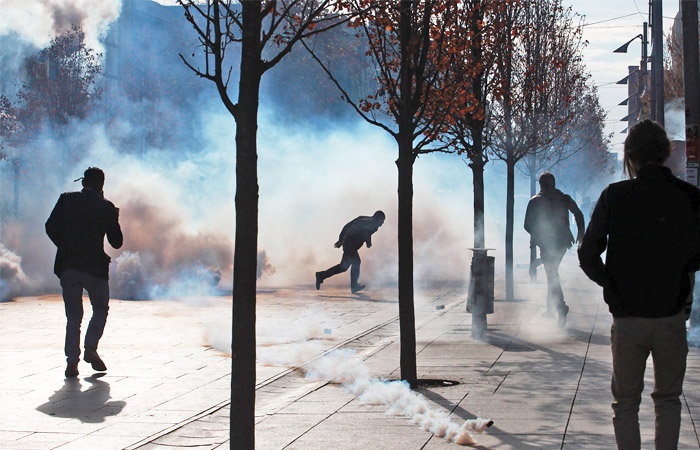 В Косово продолжаются вспыхнувшие вчера столкновения между оппозицией и правоохранительными органами. Протестующие бросают камни и коктейли Молотова возле правительственного здания в центре Приштины, в ответ сотрудники полиции применяет слезоточивый газ. Оппозиция Косово выступает против соглашения с Сербией о создании общин сербов с полномочиями самоуправления.