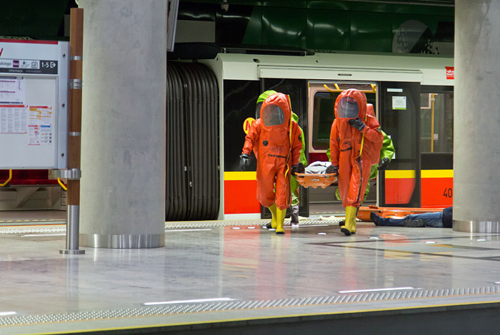 В польском метро прошли антитеррористические учения. Спасательные службы учились предотвращать и оперативно реагировать на химическую атаку в подземке.