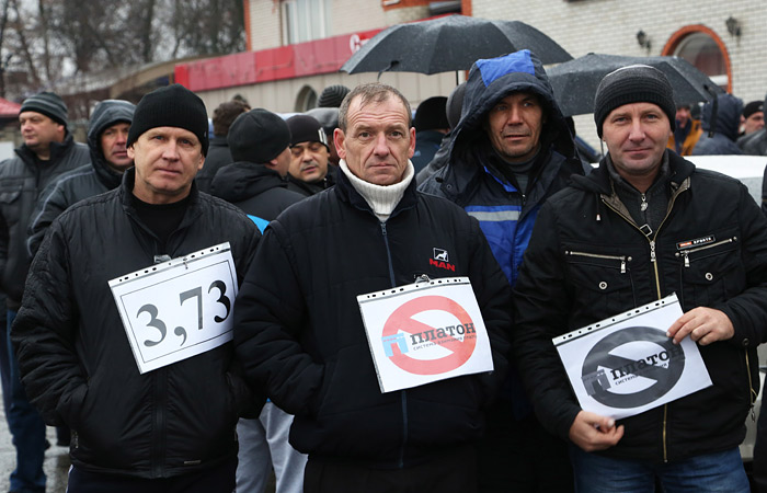 Российские дальнобойщики продолжают протестовать против введения с 15 ноября покилометровой оплаты проезда по федеральным трассам для транспортных средств массой свыше 12 тонн