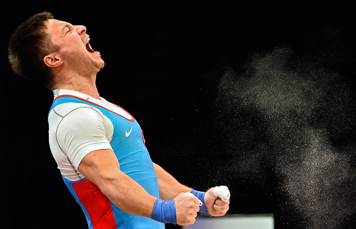 В Хьюстоне (США) проходит чемпионат мира по тяжелой атлетике. Российский штангист Олег Чен (на фото) завоевал серебряную медаль в весовой категории до 69 кг. По сумме двух упражнений он поднял 344 кг. Чемпионом мира с результатом 348 кг стал китаец Ши Чжон. Третье место занял Данияр Исмаилов из Турции, его сумма - 343 кг.