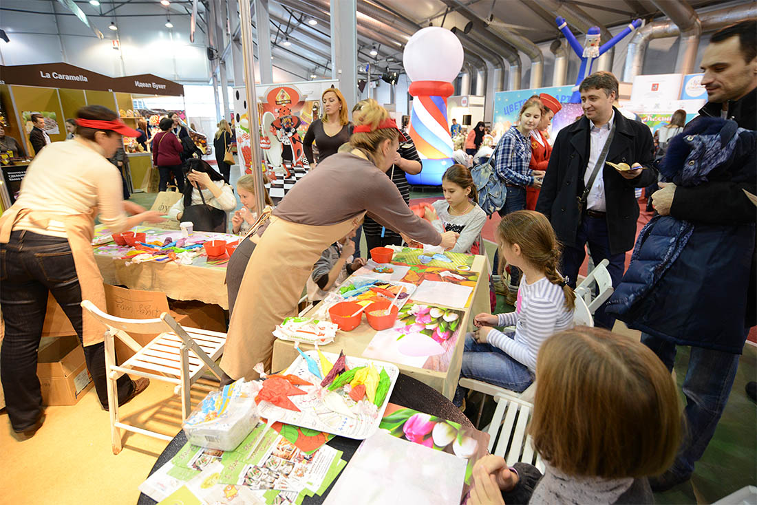 Тем, кому окунаться пока рано, предлагается попробовать себя в раскраске пряников