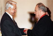 Президент РФ Борис Ельцин вручает Эльдару Рязанову орден "За заслуги перед Отечеством" за многолетнюю плодотворную деятельность в области культуры. Май 1997 года.