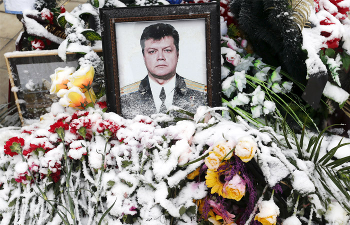 Жители Липецка оставляют цветы и свечи у памятника авиаторам в память о Герое России Олеге Пешкове