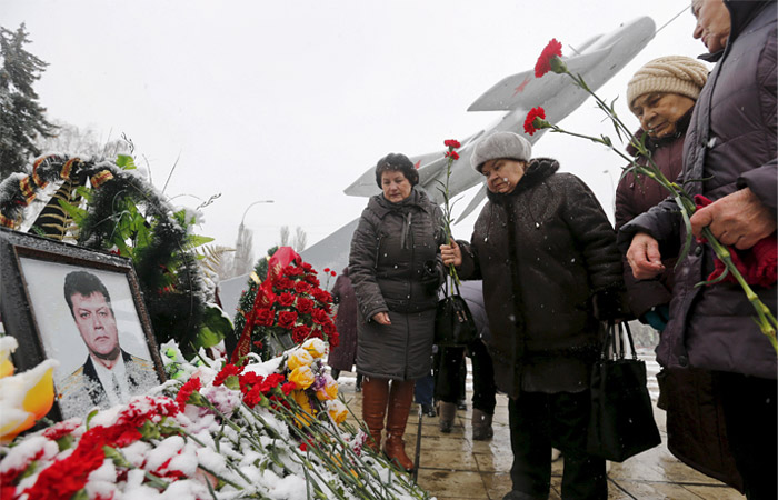 Жители несут цветы к памятнику авиаторам в центре Липецка в память о погибшем летчике